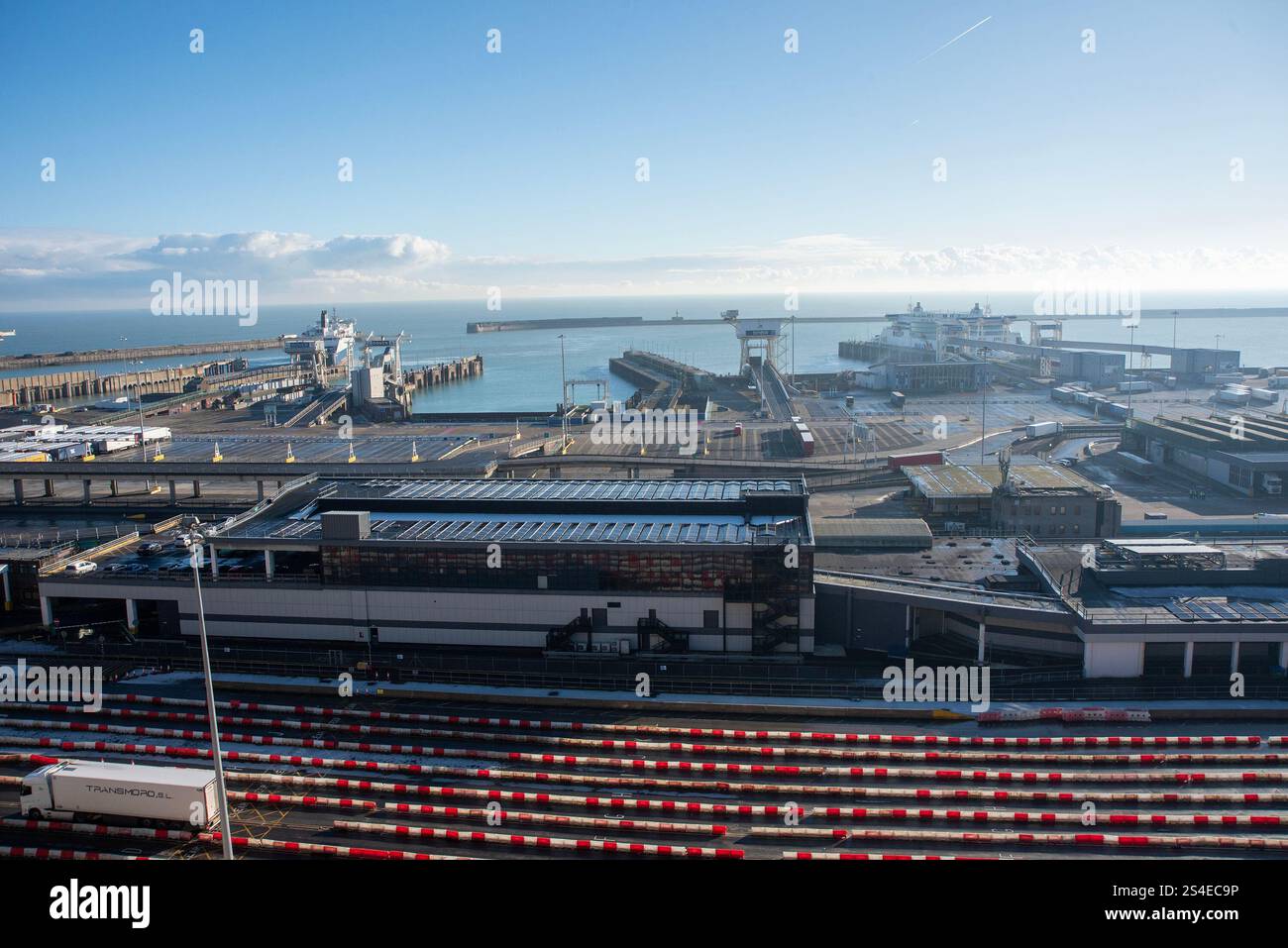 Londra, Regno Unito. 11 gennaio 2025. Vista generale del Porto di dover dalle bianche scogliere di dover. Il Porto di dover è un terminal delle navi da crociera e un servizio di traghetti per la Manica situato a dover, Kent. È il porto inglese più vicino alla Francia e uno dei porti marittimi passeggeri più trafficati al mondo. La distanza tra il porto di dover nel Regno Unito e il porto di Calais in Francia è di 27 miglia nautiche (circa 50 km). Credito: SOPA Images Limited/Alamy Live News Foto Stock