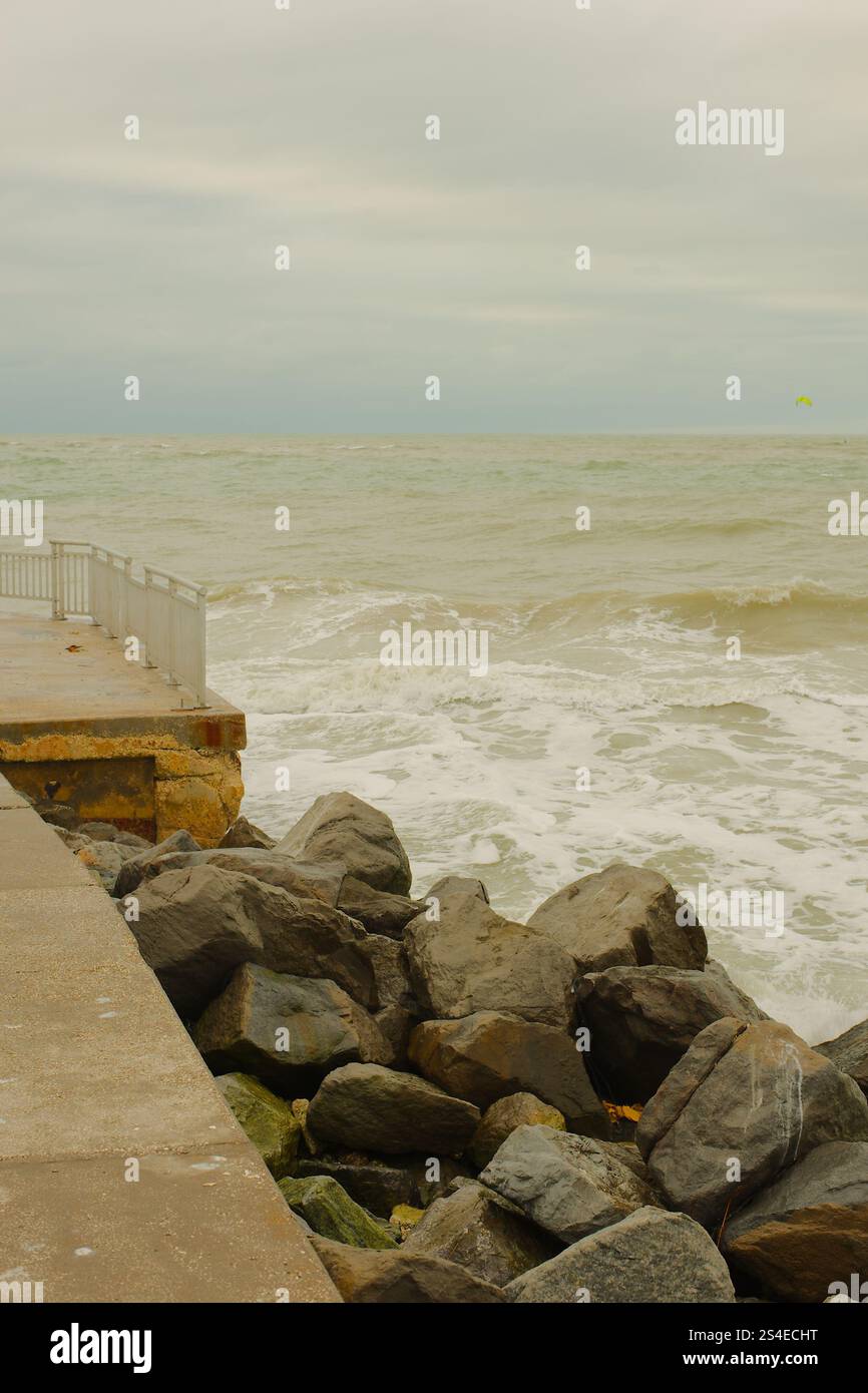 Vista sul Golfo del Messico, proprio sul molo per la pesca di St. Pete Beach, Florida, USA. Pass-a-Grille. Grandi onde bianche che si riversano sulla p Foto Stock