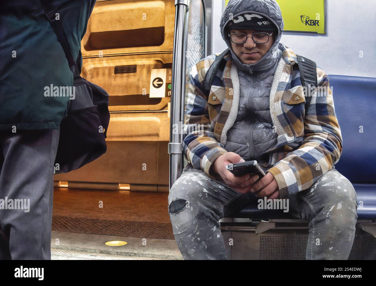 Un passeggero su un treno si fermò in una stazione. Foto Stock