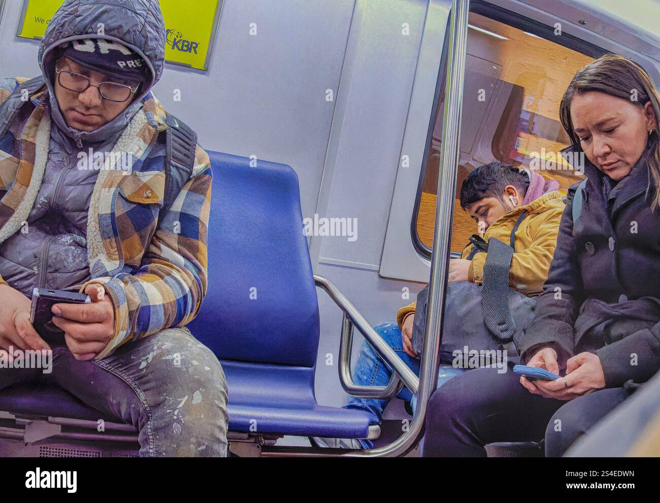 I passeggeri su un treno si fermarono in una stazione. Foto Stock