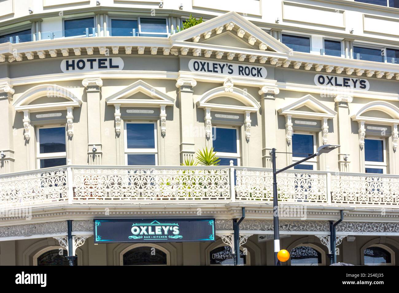Facciata restaurata del XIX secolo dell'Oxley's Hotel, London Quay, Picton (Waitohi), Marlborough Region, South Island, nuova Zelanda Foto Stock