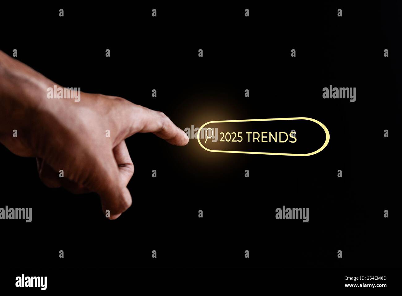 Immagine ravvicinata di una mano che tocca un pulsante luminoso denominato "2025 Trend". Esplorazione e scoperta del concetto di tendenze future. Foto Stock