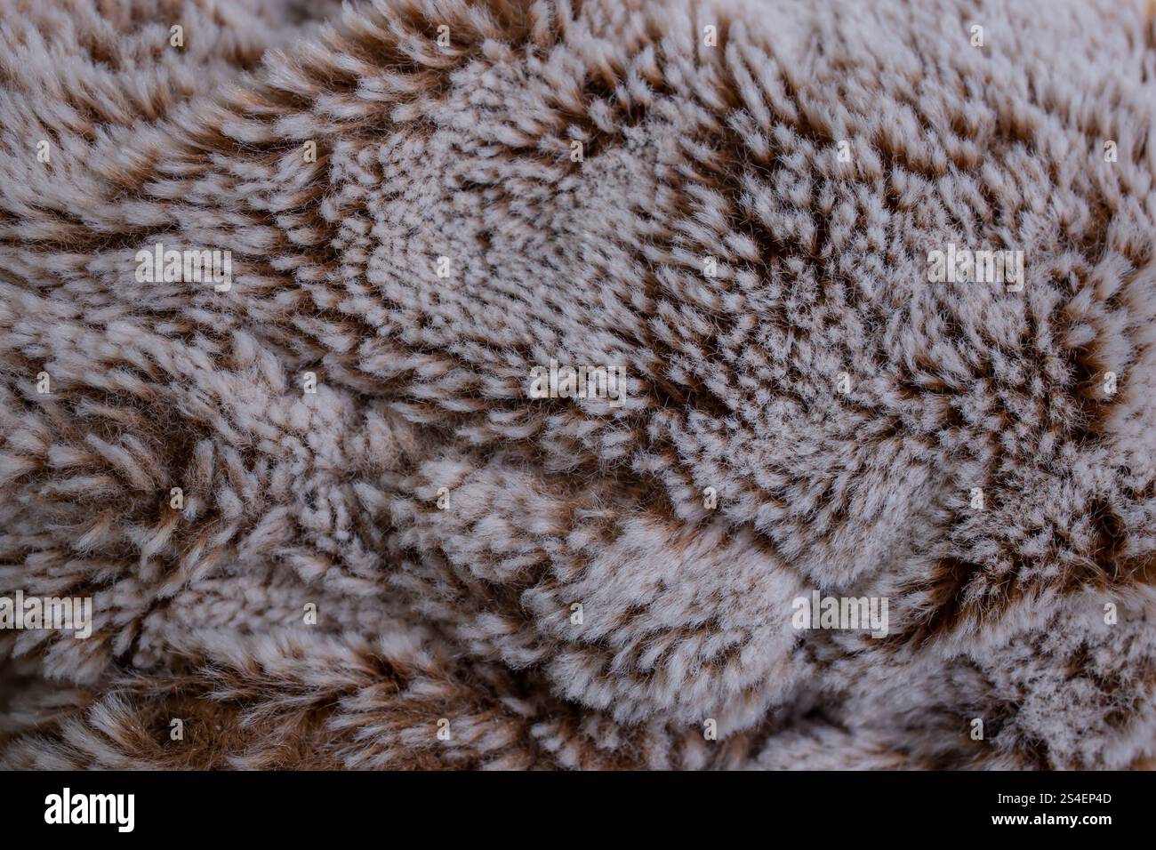 teddy bear toy struttura soffice primo piano, sfondo astratto grigio marrone Foto Stock