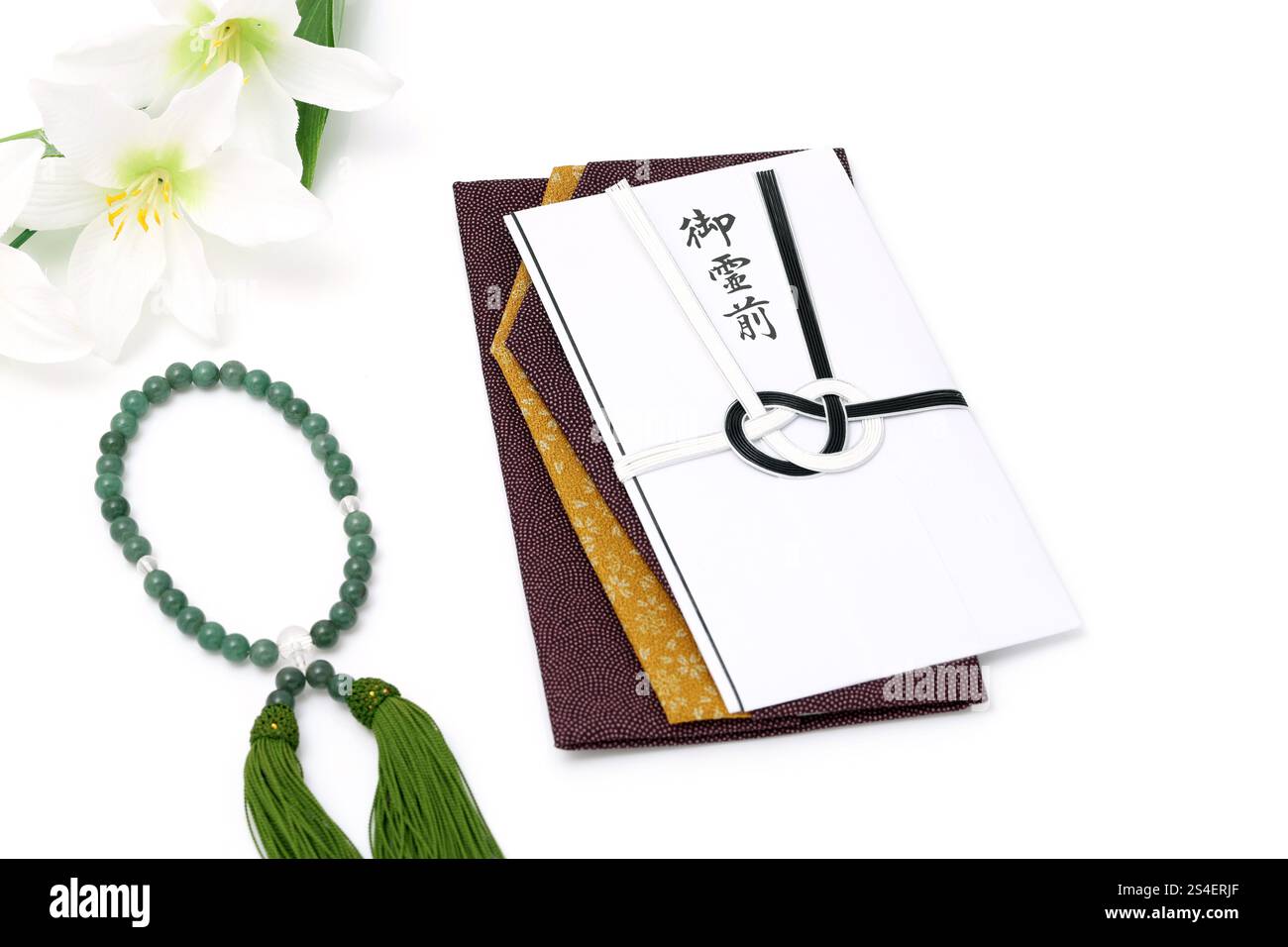 I soldi del putt funerale giapponese per offrire una busta. La parola giapponese di questa fotografia significa " prima del defunto " Foto Stock