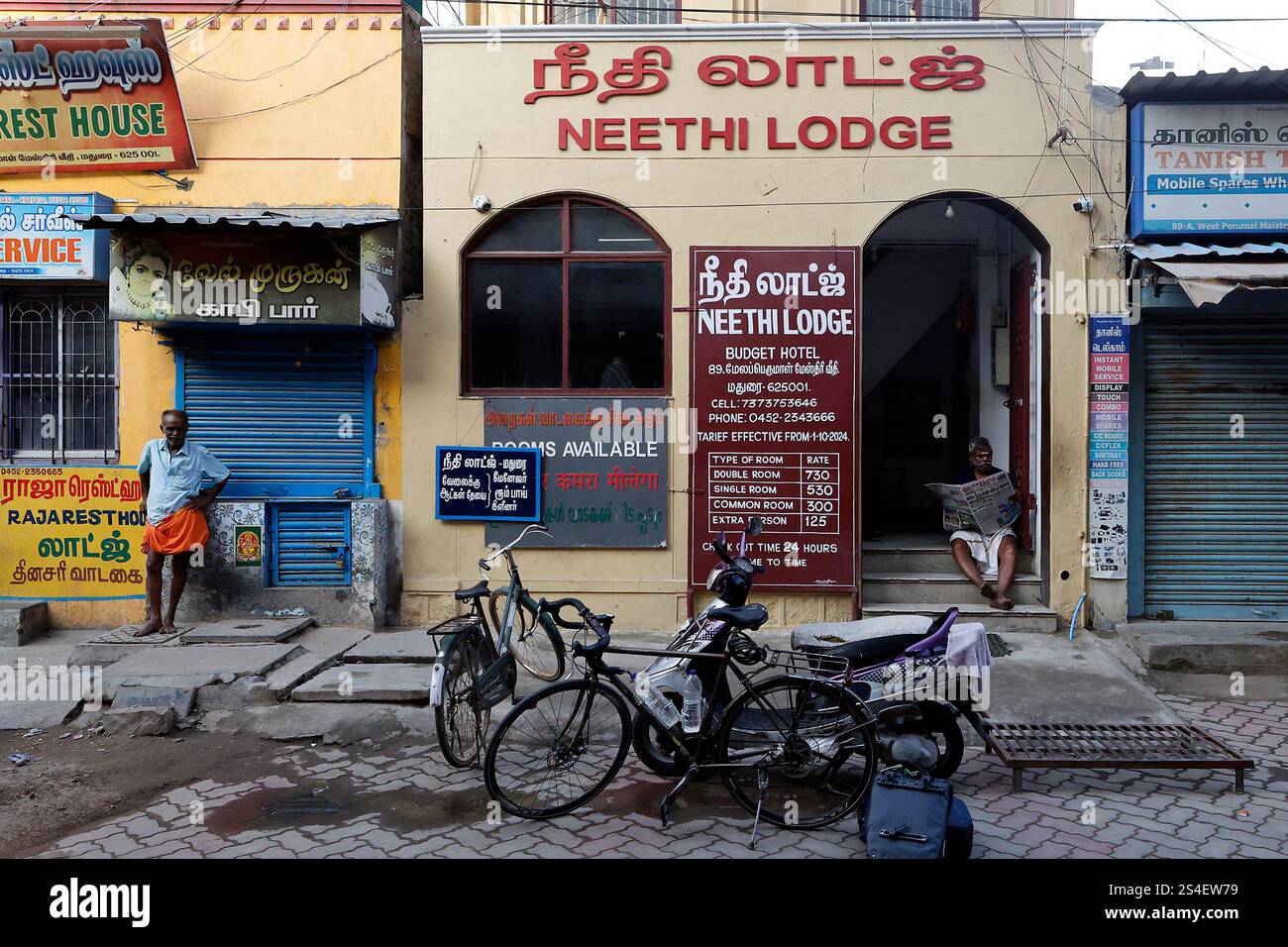 Neethi Lodge nelle strade secondarie di Madurai, Tamil Nadu, India Foto Stock