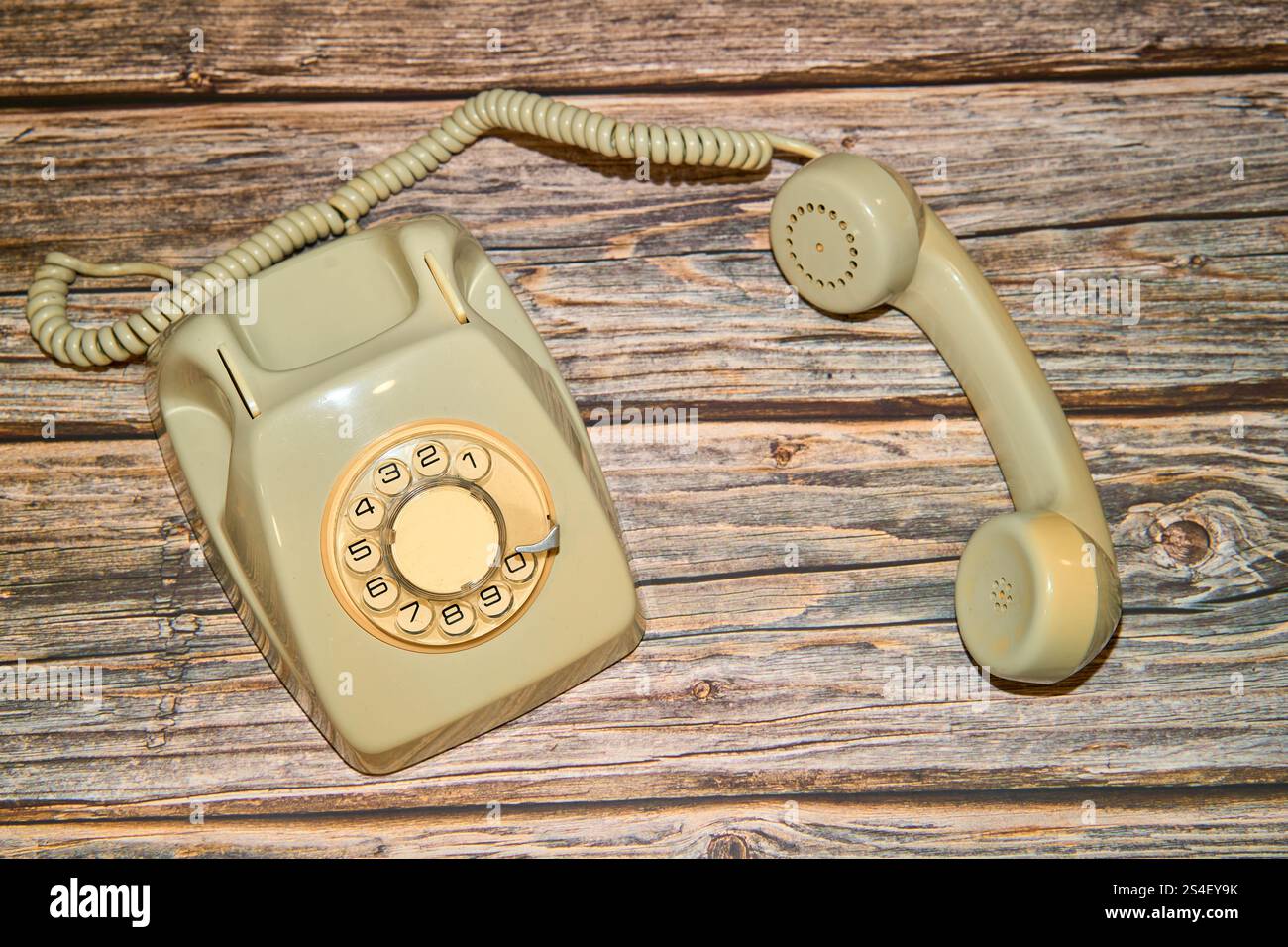 vecchio telefono sganciato su un tavolo di legno Foto Stock