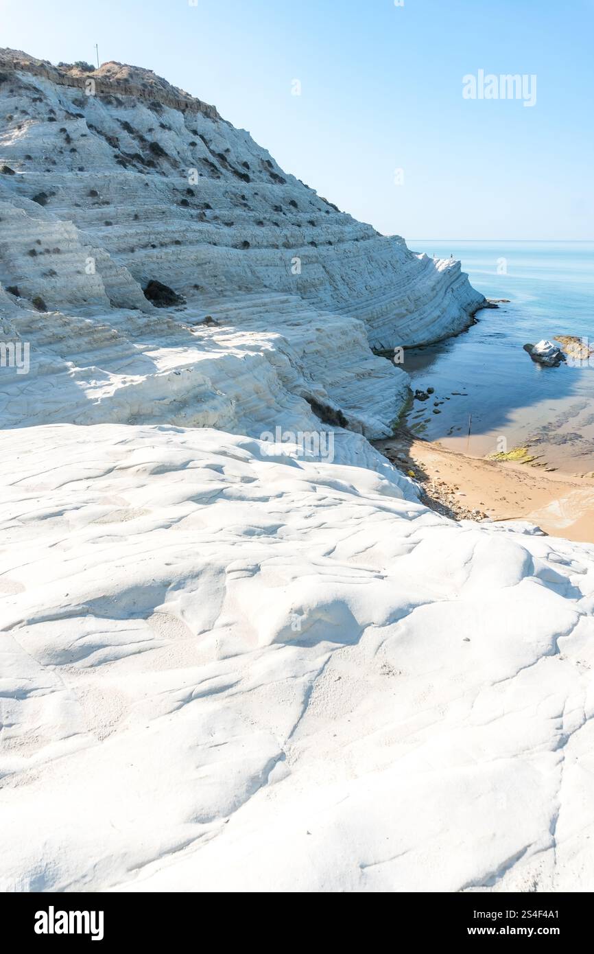 Sicilia, Italia - 11 maggio 2022: La bellissima e bianca scala turca durante una giornata di sole Foto Stock