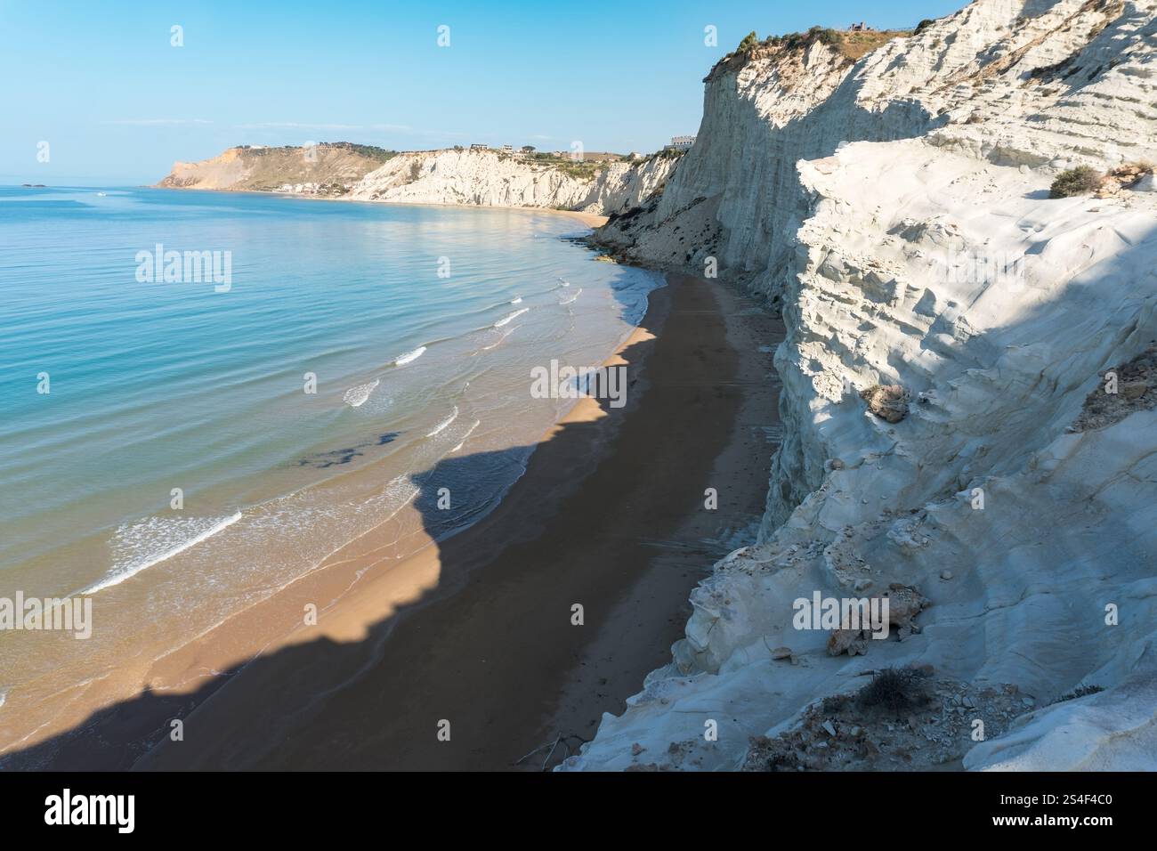 Sicilia, Italia - 11 maggio 2022: La bellissima e bianca scala turca durante una giornata di sole Foto Stock