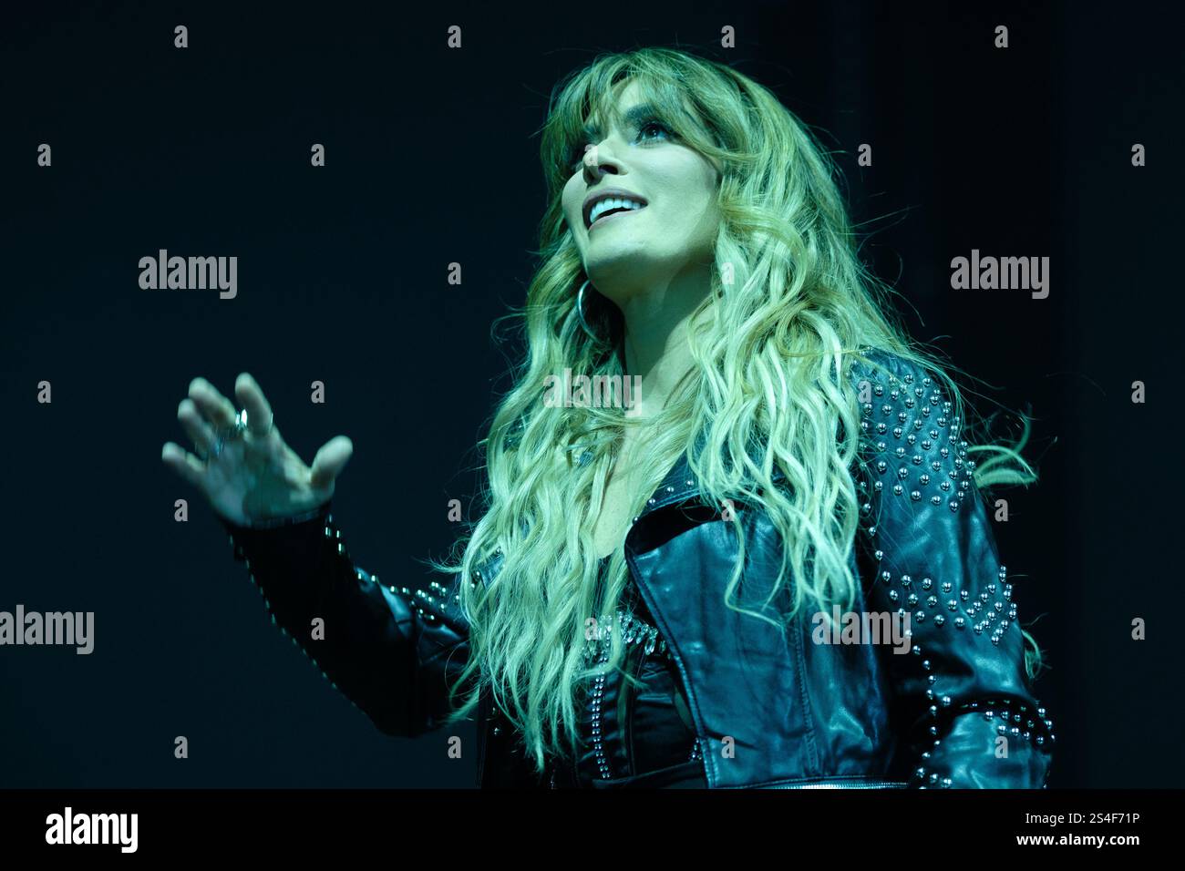 La cantante Kany Garcia si esibisce alla Movistar Arena di Madrid l'11 gennaio 2025 in Spagna Foto Stock