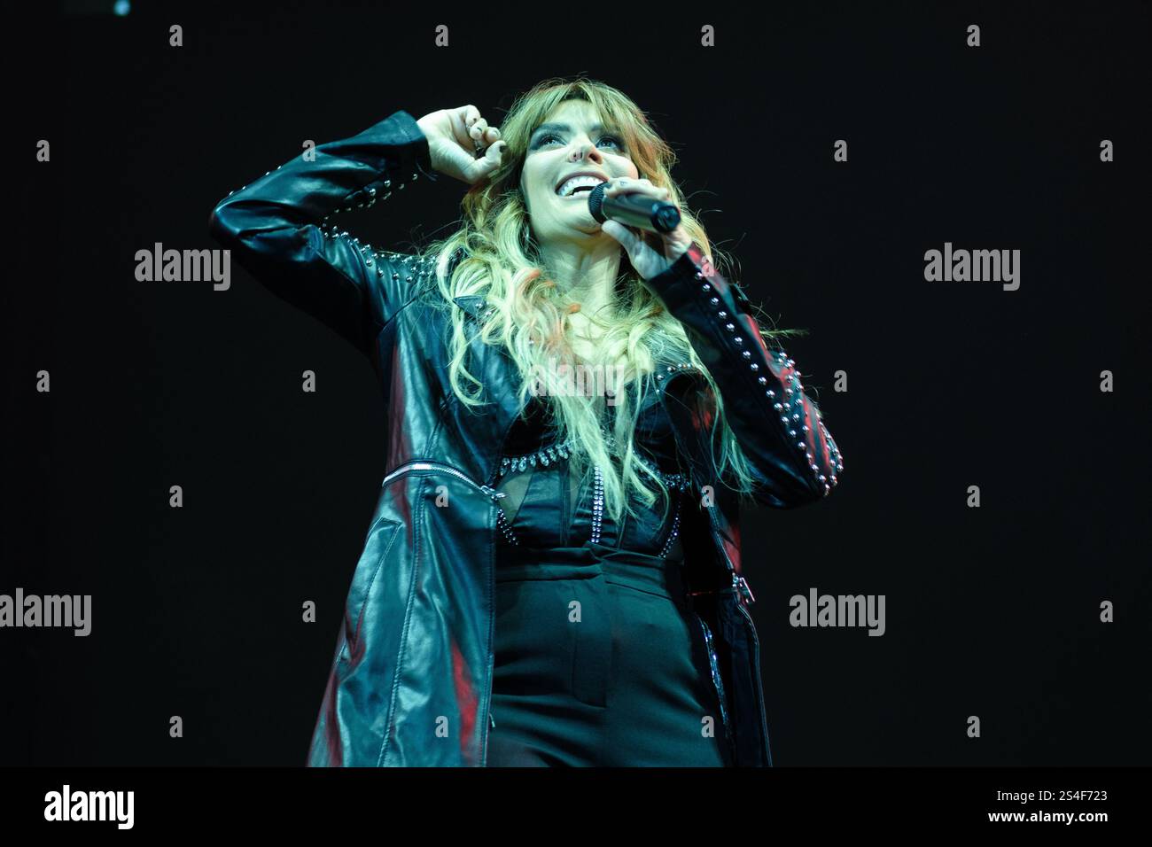 La cantante Kany Garcia si esibisce alla Movistar Arena di Madrid l'11 gennaio 2025 in Spagna Foto Stock