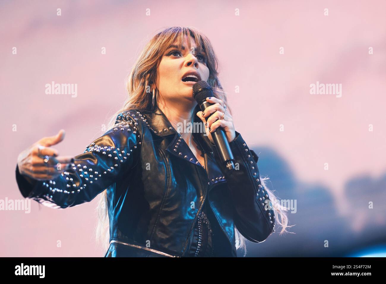 La cantante Kany Garcia si esibisce alla Movistar Arena di Madrid l'11 gennaio 2025 in Spagna Foto Stock