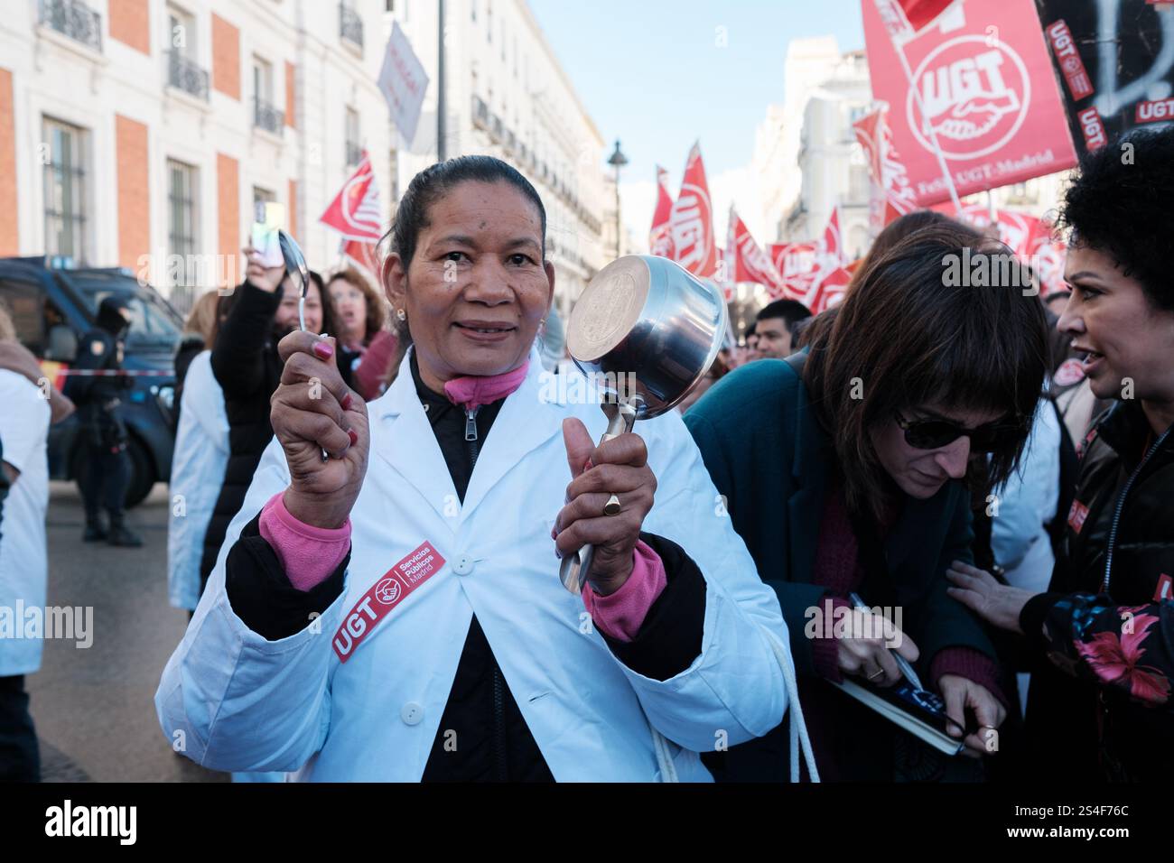 I manifestanti protestano durante una dimostrazione del settore Home Help e della legge sulla dipendenza a Puerta del Sol a Madrid, 11 gennaio 2025, Spagna Foto Stock