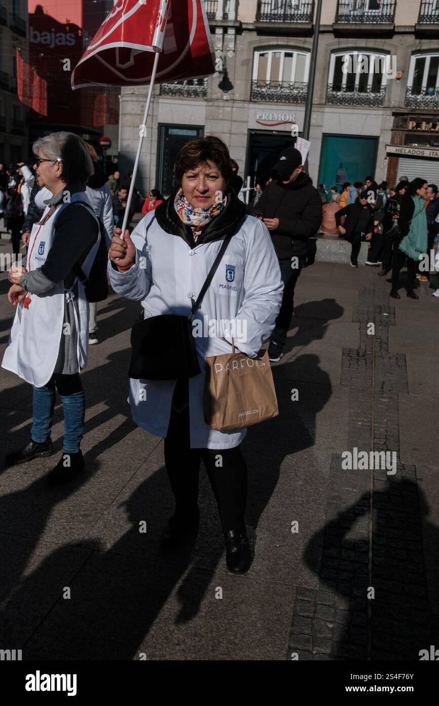 I manifestanti protestano durante una dimostrazione del settore Home Help e della legge sulla dipendenza a Puerta del Sol a Madrid, 11 gennaio 2025, Spagna Foto Stock