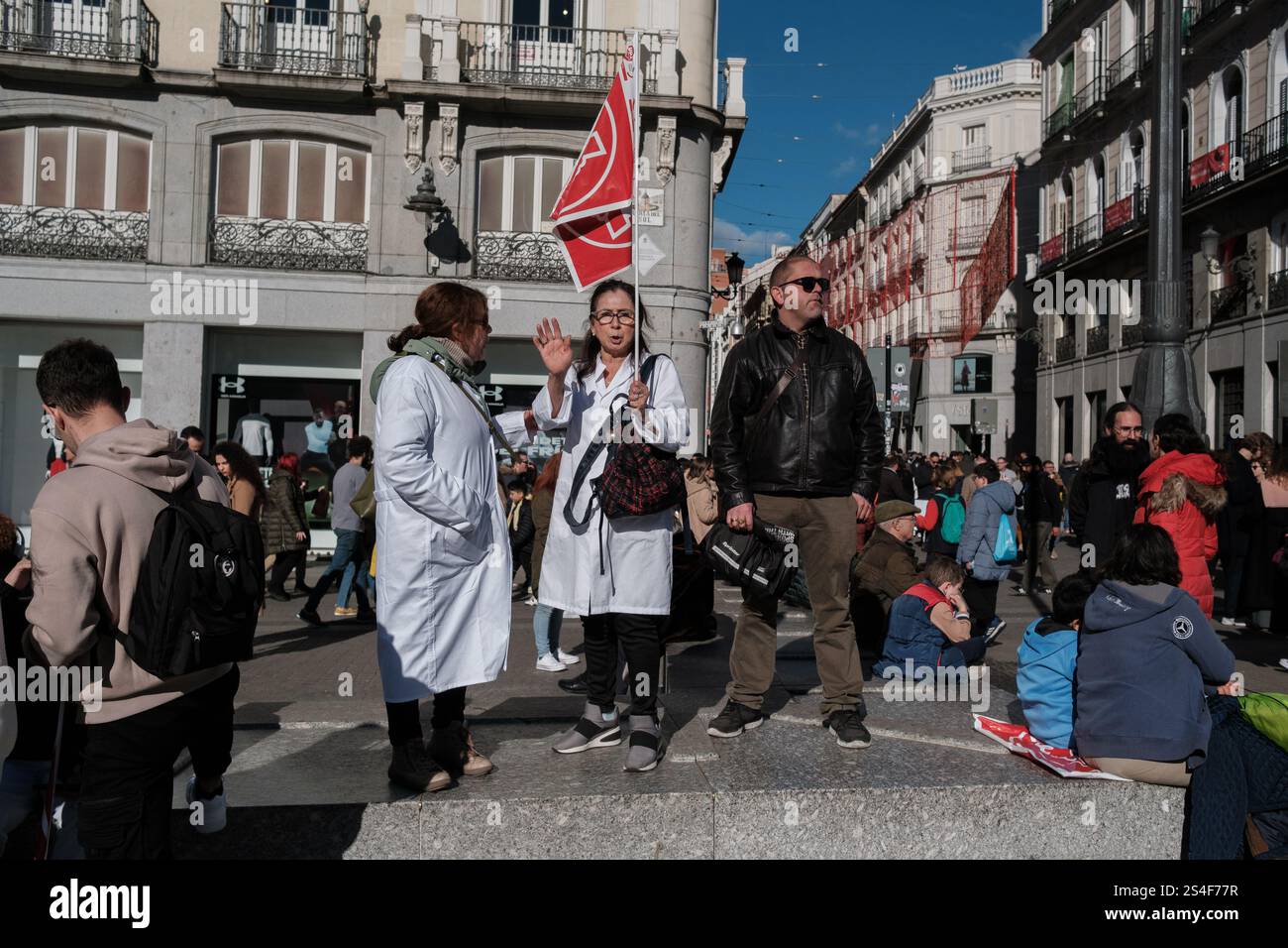 I manifestanti protestano durante una dimostrazione del settore Home Help e della legge sulla dipendenza a Puerta del Sol a Madrid, 11 gennaio 2025, Spagna Foto Stock