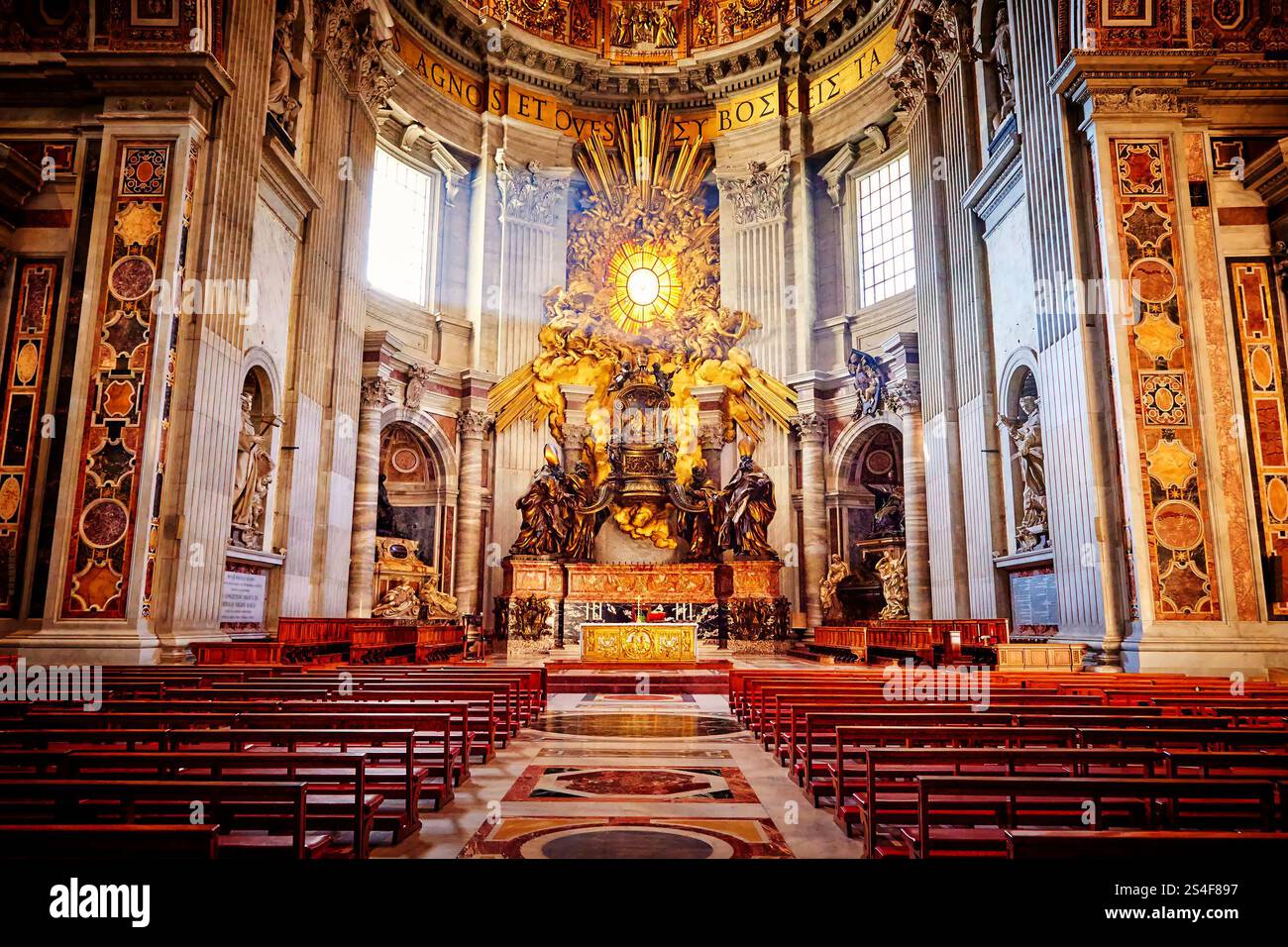 Abside della basilica di San Pietro a Roma. Capolavori del Bernini; Cattedra di San Pietro e Gloria, la discesa dello Spirito Santo. Foto Stock
