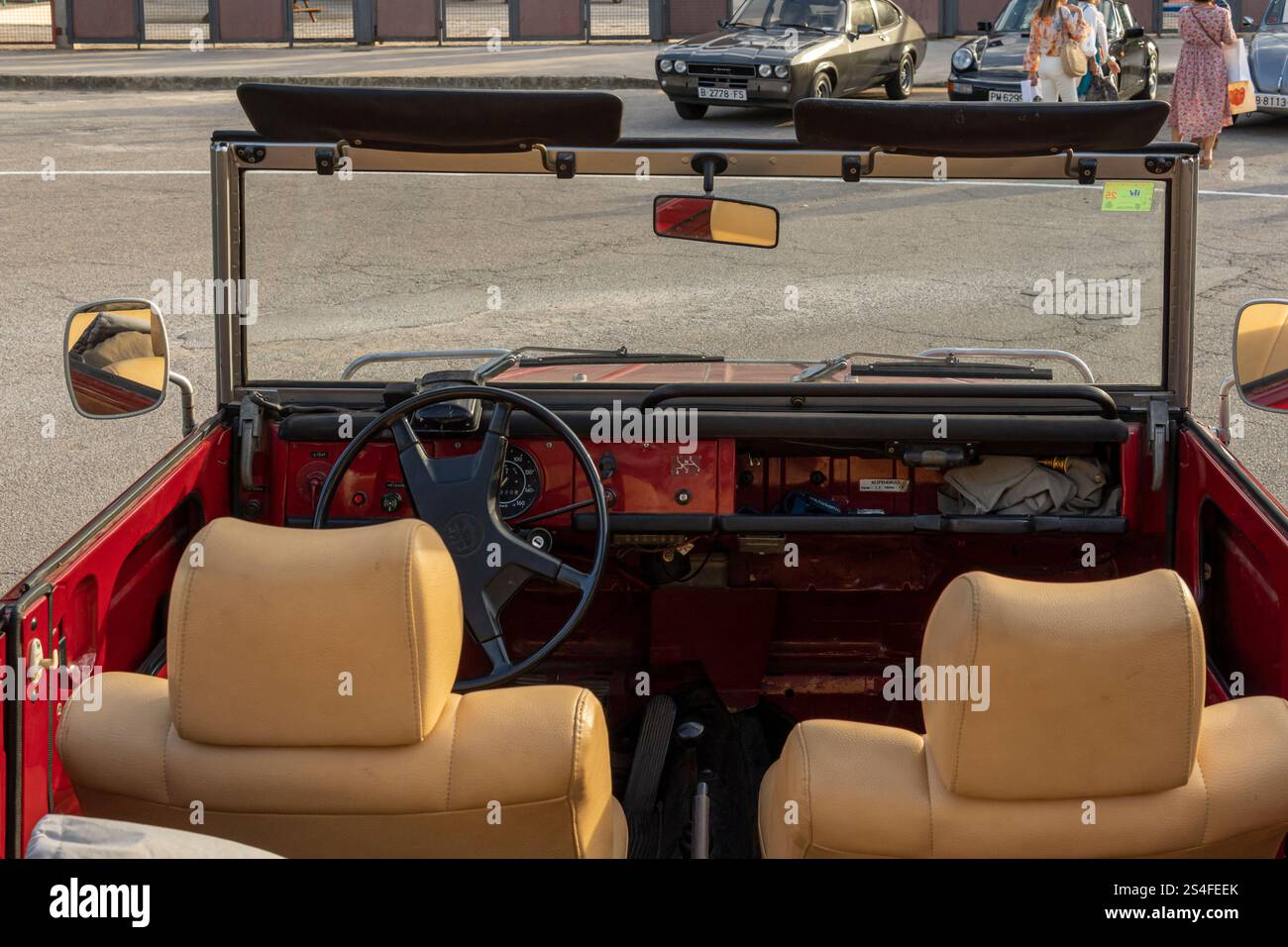 Felanitx, Spagna; 20 ottobre 2024: Auto d'epoca convertibile Volkswagen Safari color Garnet all'esposizione di auto d'epoca alla fiera della paprika di th Foto Stock