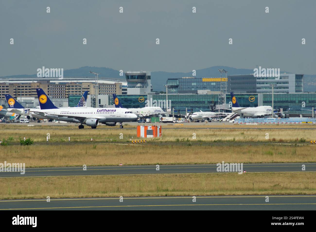 Francoforte, Germania, 9 luglio 2017: Aeroporto con terminal e torre Foto Stock