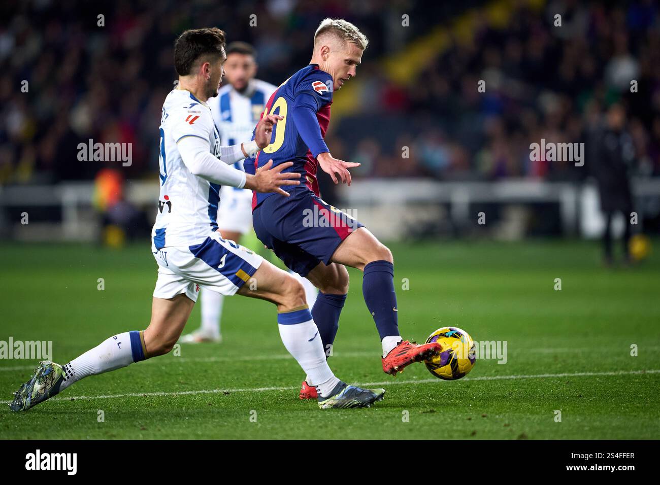 BARCELLONA, SPAGNA - 15 DICEMBRE: Dani Olmo del FC Barcelona durante la partita di LaLiga tra FC Barcelona e CD Leganes all'Estadi Olimpic Lluis Companys Foto Stock