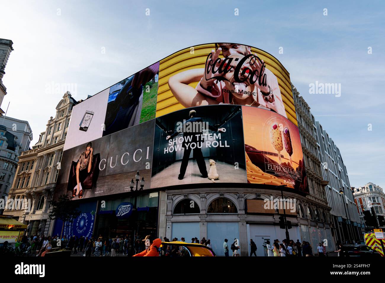 Una vivace scena da Trafalgar Square a Londra, con iconici cartelloni e un tradizionale autobus rosso a due piani Foto Stock