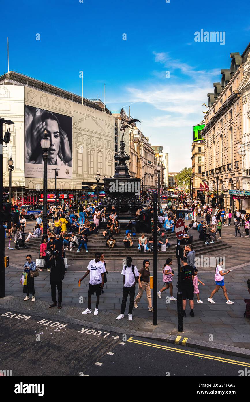 Una vivace scena da Trafalgar Square a Londra, con iconici cartelloni e un tradizionale autobus rosso a due piani Foto Stock