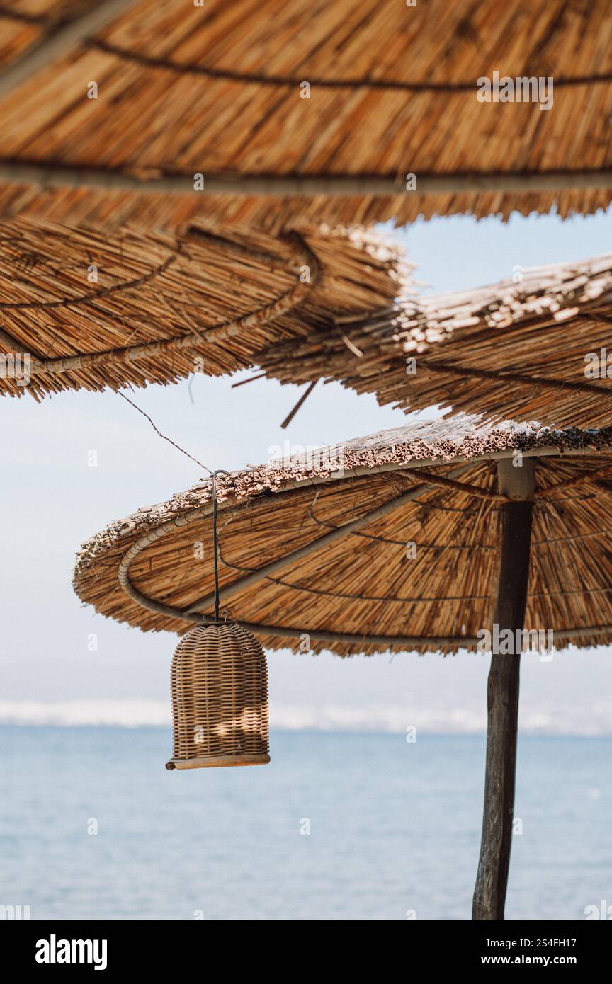 ombra sulla spiaggia con ombrelloni di paglia tazze e decorazioni rustiche Foto Stock