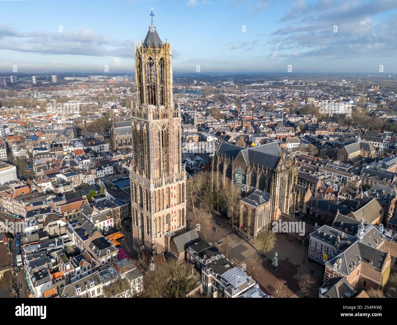 Questa foto aerea con drone mostra la torre del duomo, un'enorme torre dell'orologio con una cattedrale nel centro storico di Utrecht, nei Paesi Bassi. Foto Stock
