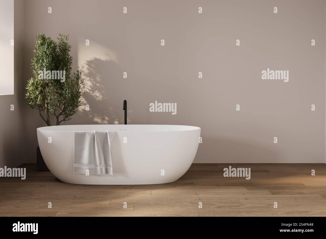 interni minimalisti del bagno, pavimento in parquet e pareti beige, armadietto del bagno, vasca. Foto Stock