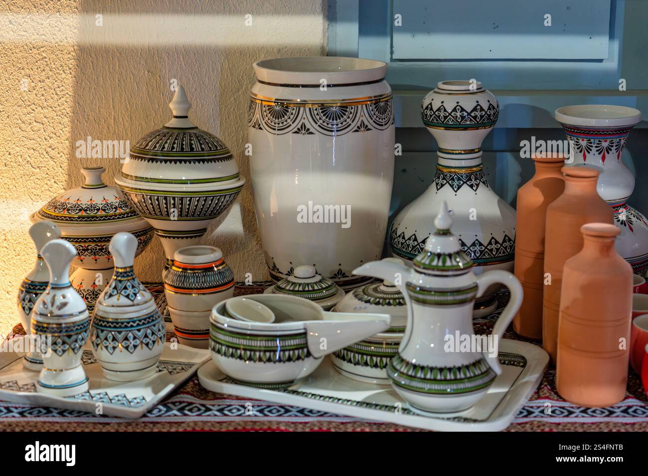Questa immagine mostra una splendida gamma di ceramiche e ceramiche tradizionali dell'Oman, con disegni intricati, motivi vivaci e arte culturale Foto Stock