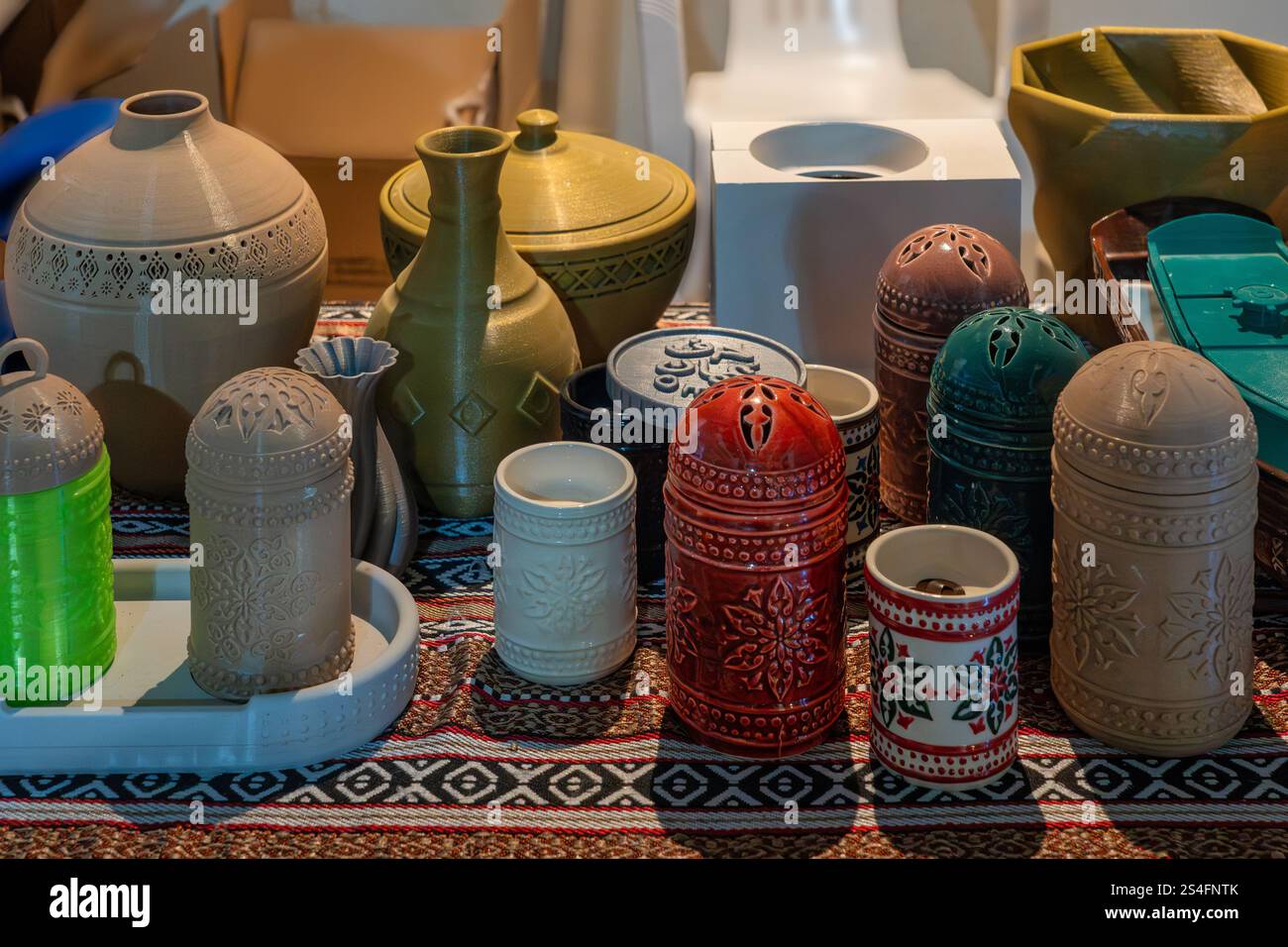 Questa immagine mostra una splendida gamma di ceramiche e ceramiche tradizionali dell'Oman, con disegni intricati, motivi vivaci e arte culturale Foto Stock