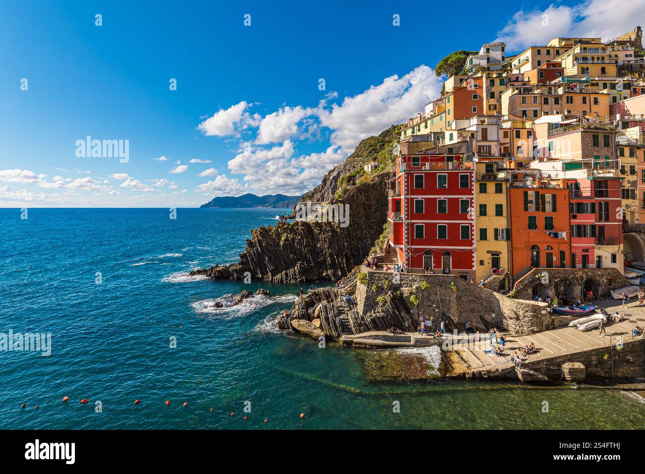 Vista sul borgo di Riomaggiore sulla riva del Mar Mediterraneo in Italia. Foto Stock Vista sul borgo di Riomaggiore sulla riva del Mar Mediterraneo in Italia. Foto Stock