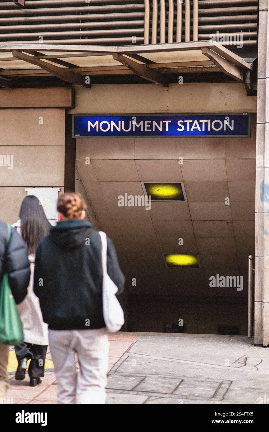 Persone che entrano alla Monument Station di Londra Foto Stock