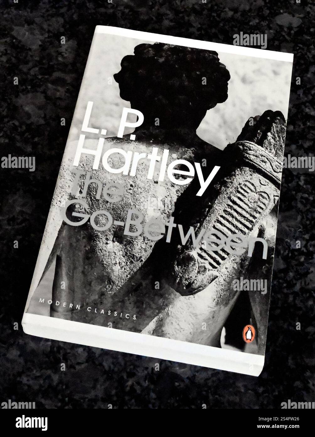 Copertina del libro 'The Go-Between' di L.P.Hartley. Foto Stock