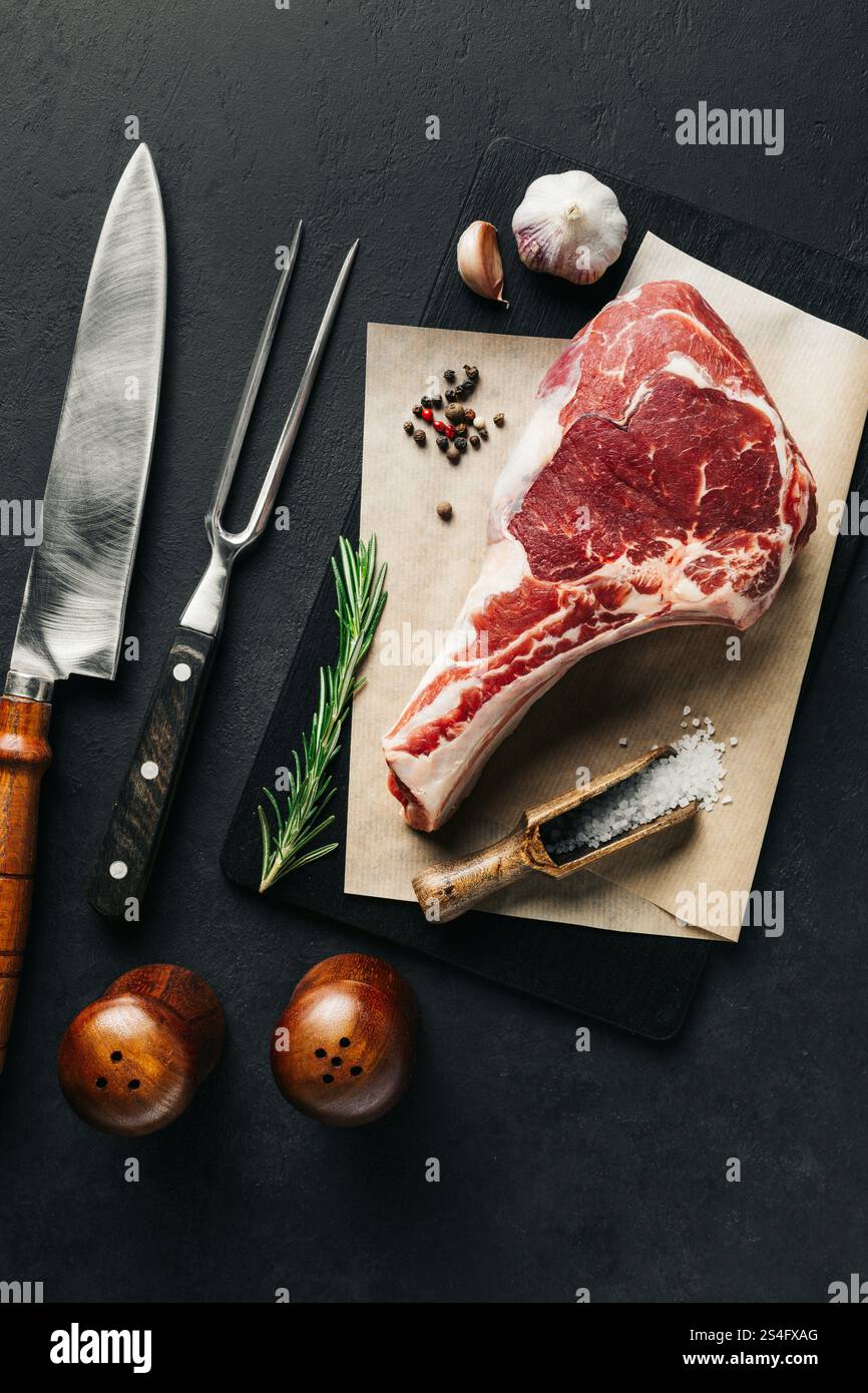 un paio di carne cruda su un tagliere Foto Stock