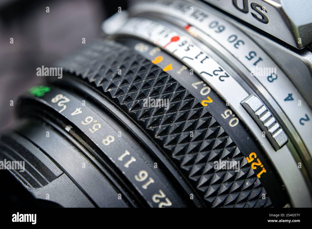 HAVIROV, CECHIA - 1° MAGGIO 2014: Vecchio obiettivo manuale Olympus vintage su fotocamera a pellicola OM-1 Foto Stock