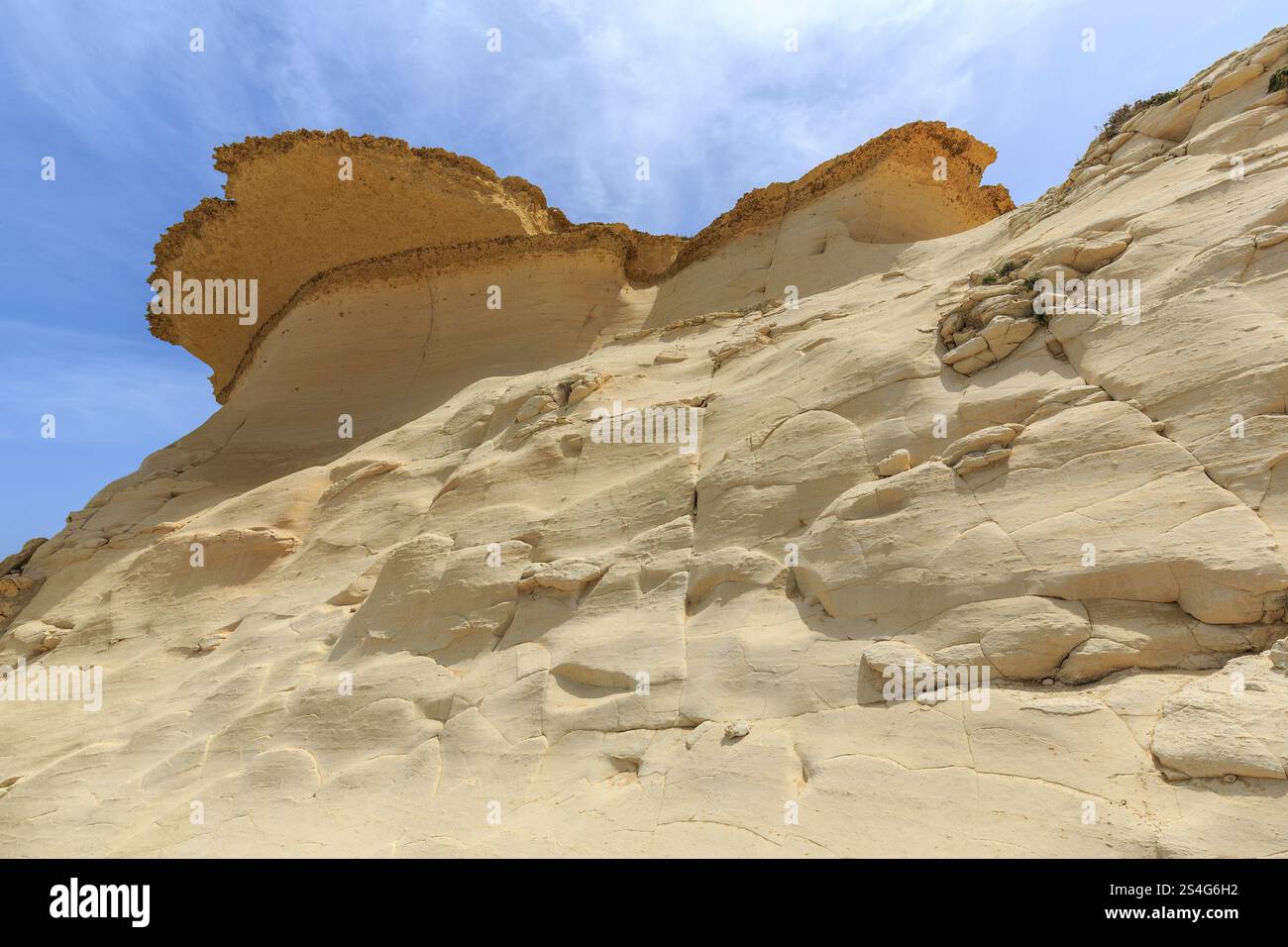 Eroso il bordo della scogliera a strapiombo alle saline, Gozo Foto Stock