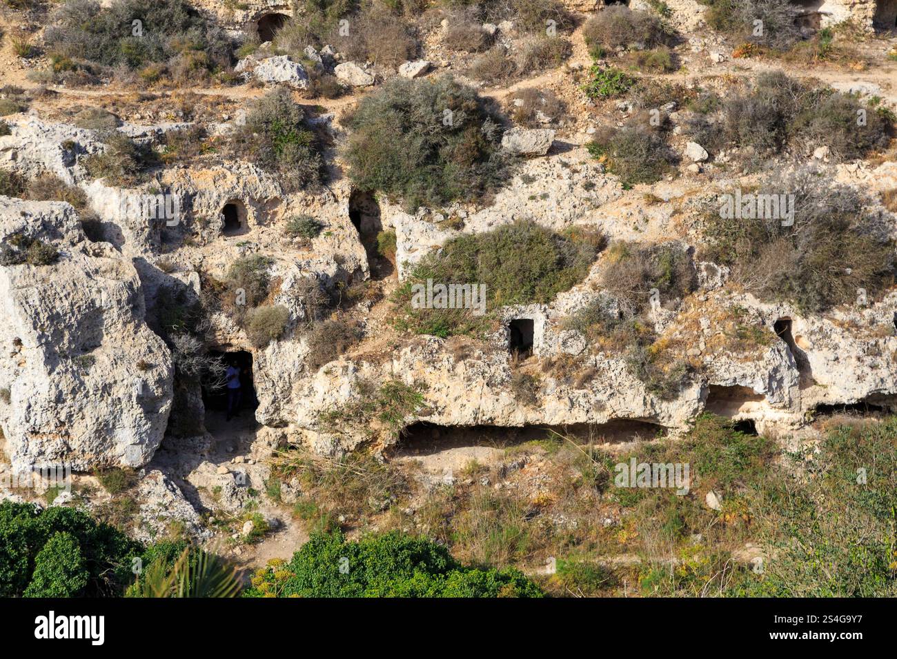 Camere scavate nella roccia sulla Victoria Lines, Malta Foto Stock
