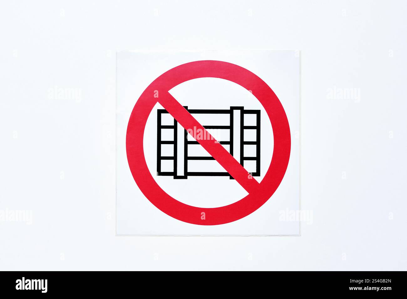 Un cerchio rosso con una linea diagonale che attraversa il simbolo nero della casella. Il simbolo del segnale di sicurezza antincendio, che impedisce di ingombrare l'a Foto Stock