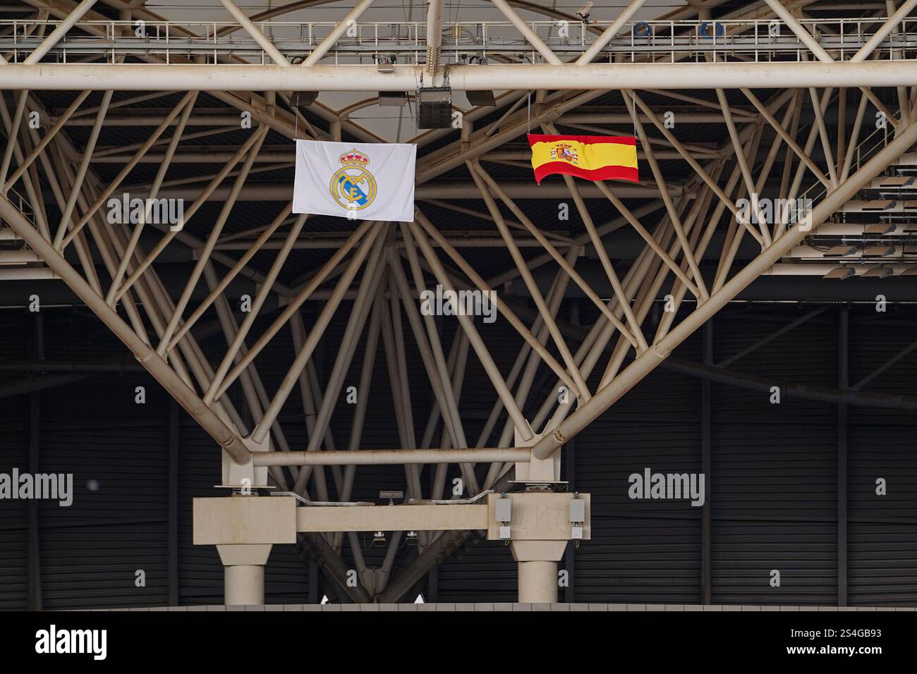 Una vista generale dall'interno mostra le bandiere della Spagna (R) e del Real Madrid (L) nello stadio King Abdullah Sports City in vista della finale della Supercoppa spagnola El Clasico tra il Barcellona e il Real Madrid. Foto Stock