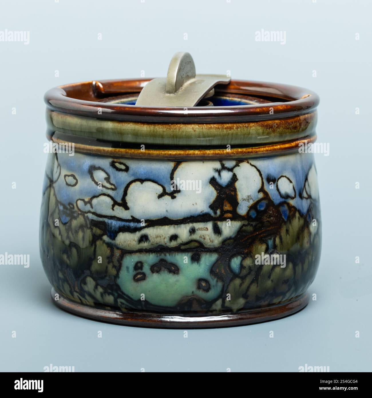 Barattolo per tabacco Royal Doulton, 'Windmill in design paesaggistico. Foto Stock