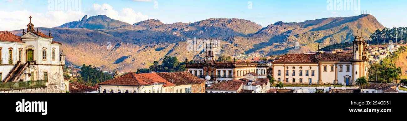 Foto panoramica della storica città di Ouro Preto nel Minas Gerais con le sue chiese barocche, i monumenti e le colline Foto Stock