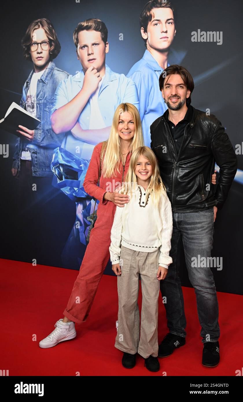Monaco, Germania. 12 gennaio 2025. La presentatrice Tina Kaiser, il produttore Max Wiedemann e Liv stanno sul tappeto rosso alla prima mondiale del film 'Die drei ???? Und der Karpatenhund'. Crediti: Felix Hörhager/dpa/Alamy Live News Foto Stock