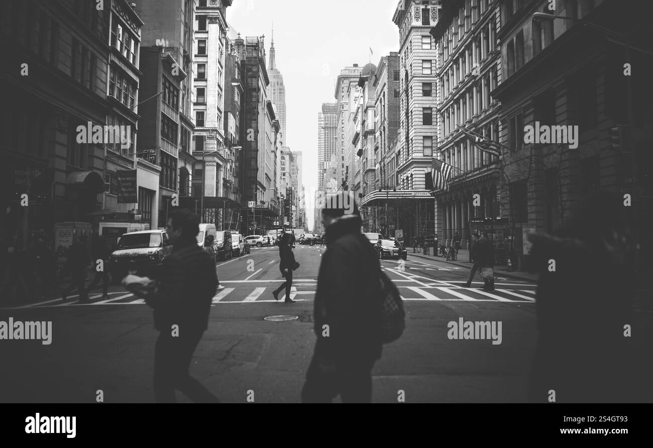 Urban Crosswalk a New York City con architettura iconica Foto Stock