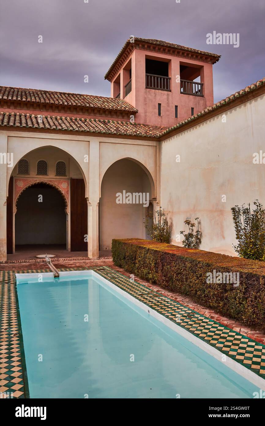 Cortile tradizionale con piscina nell'architettura storica mediorientale al Castello di Gibralfaro, Malaga, Spagna. Foto Stock