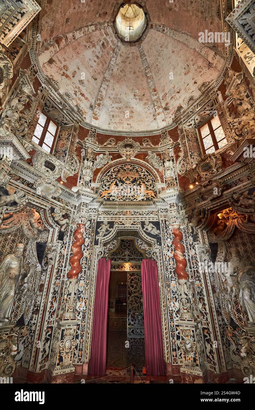 Interni decorati in stile barocco con elementi decorativi e sculture nella storica Cattedrale di Santa Maria la nuova, Monreale, Sicilia. Foto Stock