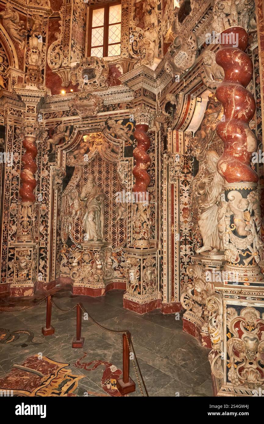 Interni decorati in stile barocco con elementi decorativi e sculture nella storica Cattedrale di Santa Maria la nuova, Monreale, Sicilia. Foto Stock