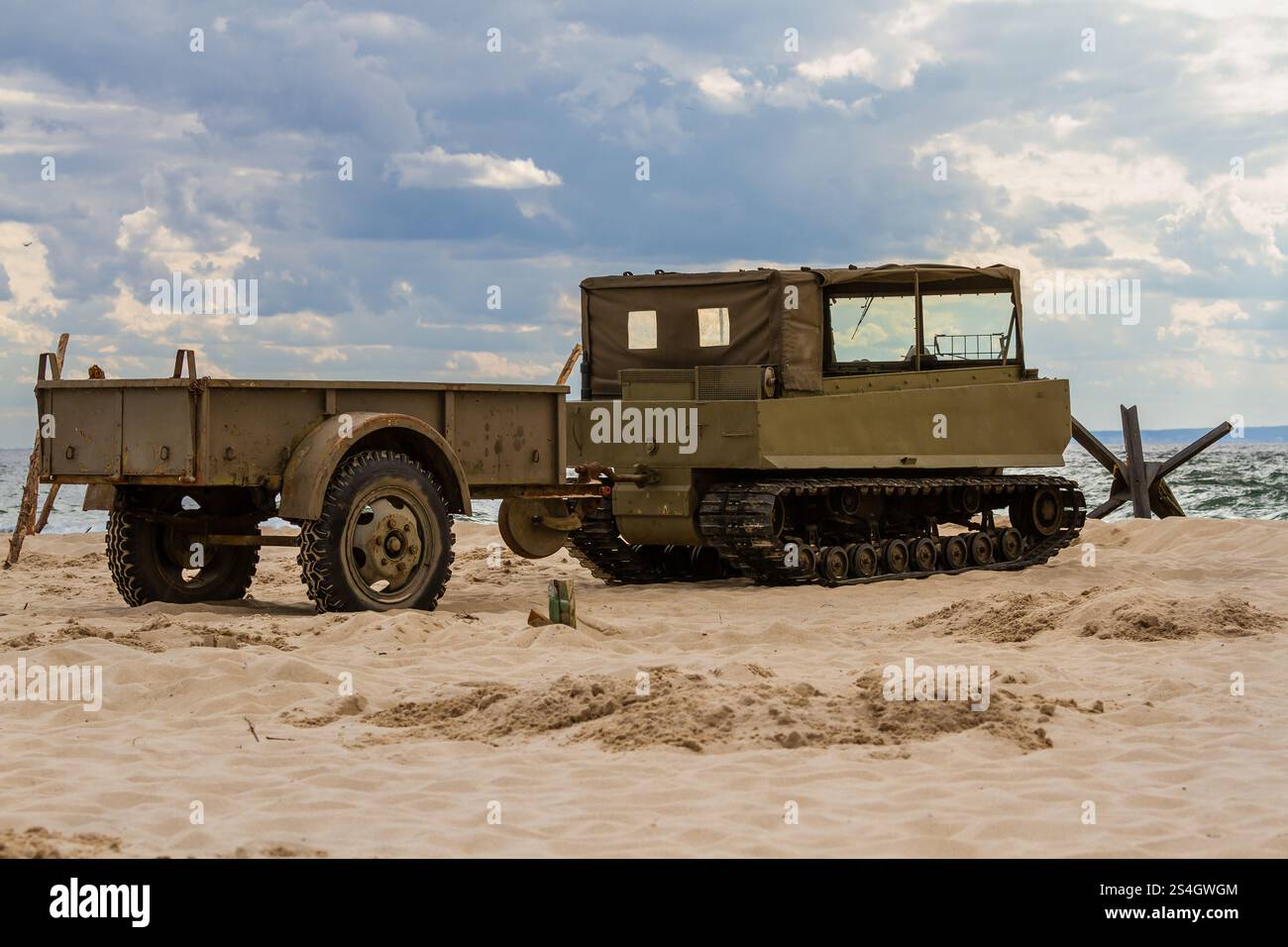 Un trasportatore leggero Weasel della seconda guerra mondiale americano ha seguito sulla spiaggia. Foto Stock