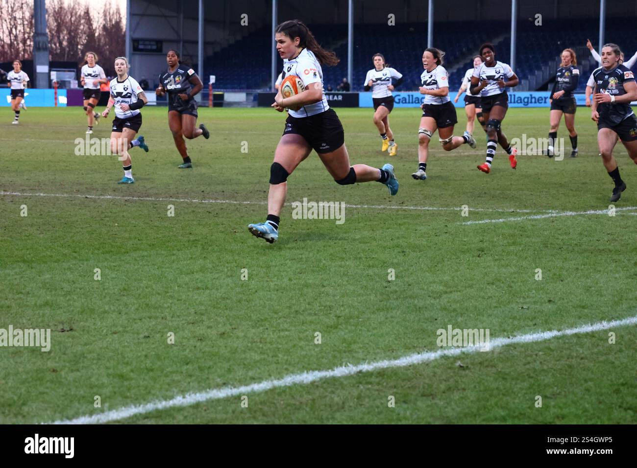 Exeter, Devon, Regno Unito. 12 gennaio 2025. PWR Professional Women's Rugby Exeter Chiefs contro Bristol Bears a Sandy Park, Exeter, Devon. Nella foto: Ilona Maher fa irruzione per segnare la sua prima meta per i Bears. Crediti: Nidpor/Alamy Live News Foto Stock