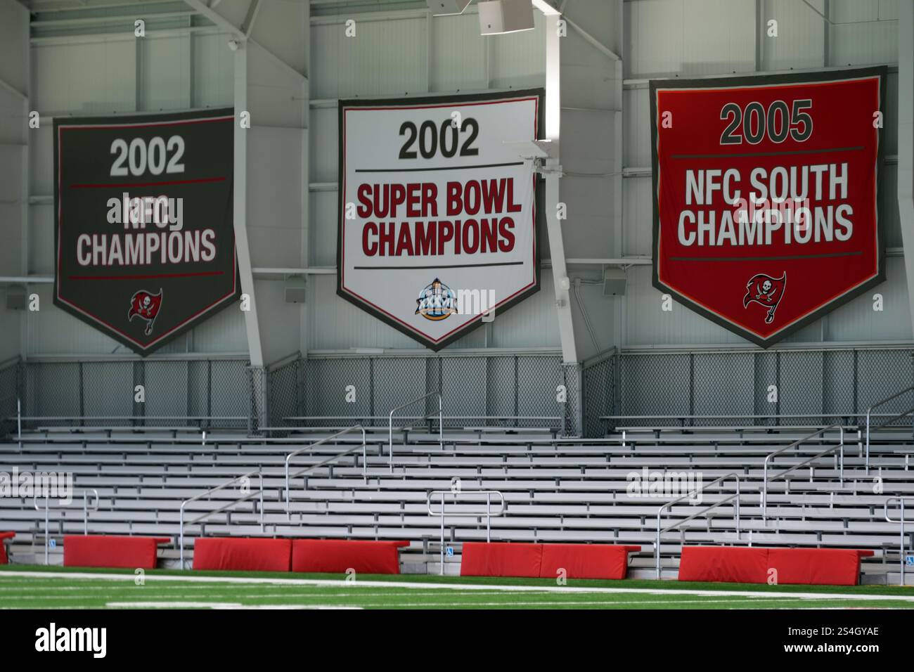 I Tampa Bay Buccaneers 2002 campioni NFC, 2002 campioni Super Bowl e 2005 campioni NFC South Champions striscioni presso la struttura di allenamento indoor Buccaneers presso l'AdventHealth Training Center, sabato 11 gennaio 2025, a Tampa, Flag. Foto Stock