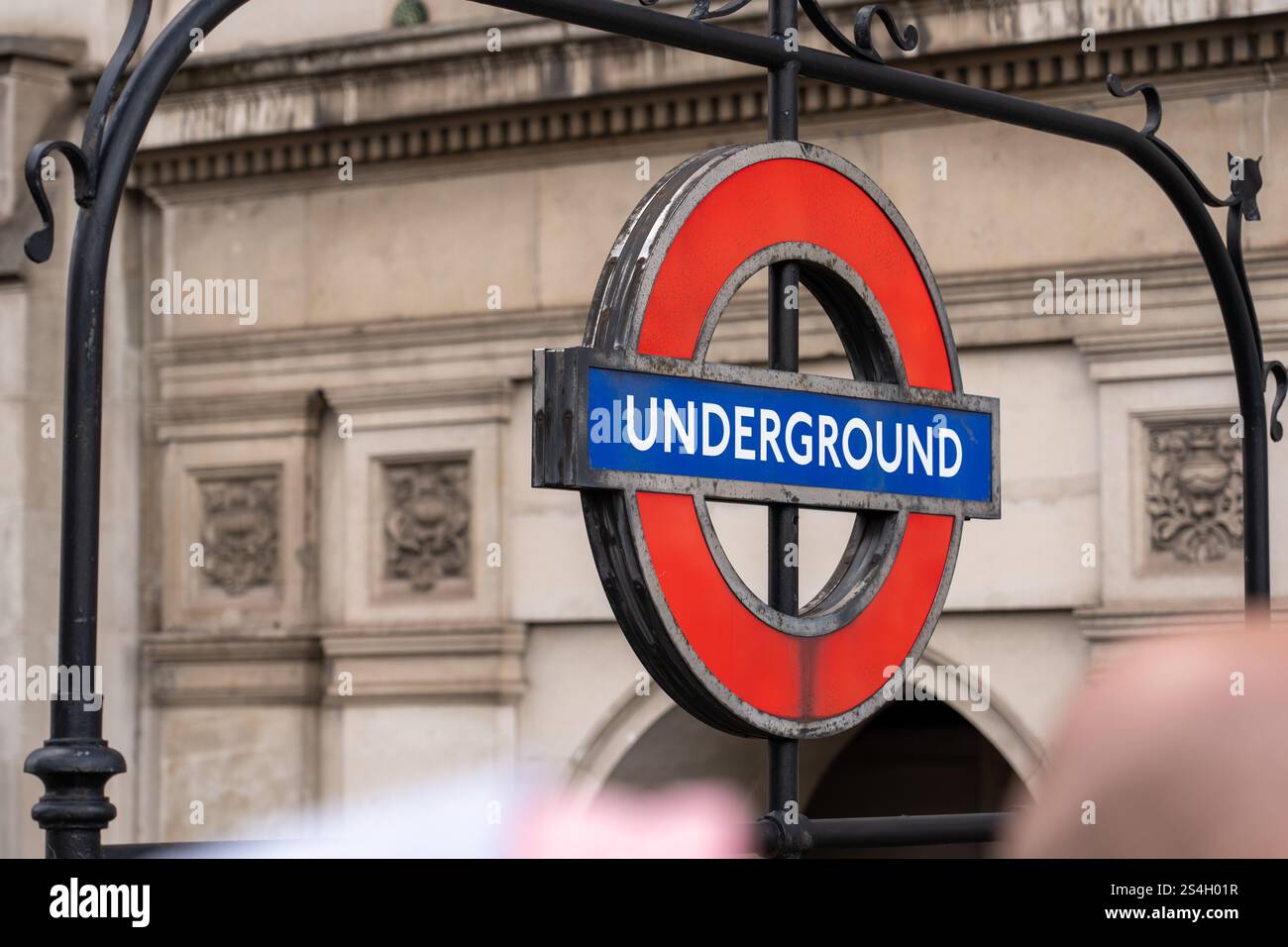 La metropolitana di Londra passa sopra l'entrata della stazione di Westminster. Foto Stock