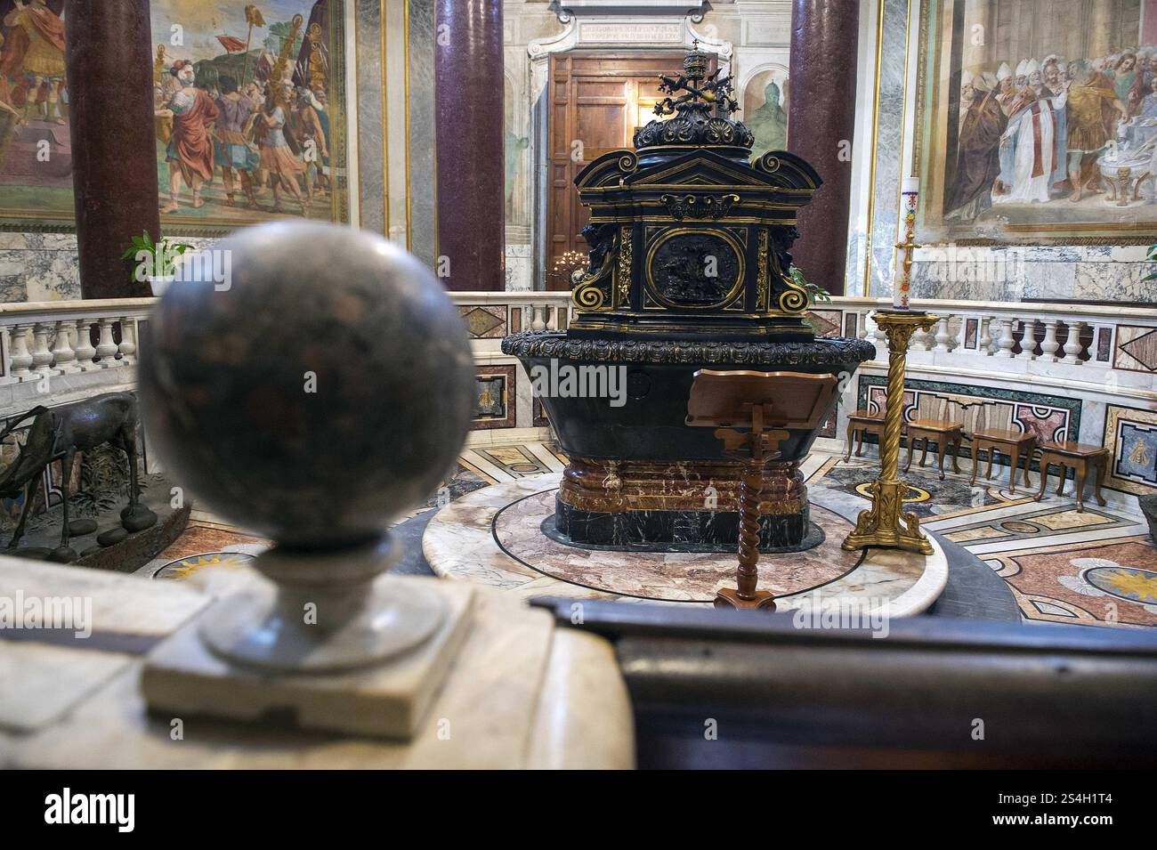 Roma, Italia. 12 gennaio 2025. **NO LIBRI** Italia, Roma, 2025/1/12. Battistero di San Giovanni in Laterano a Roma . Fotografia di ALESSIA GIULIANI / Catholic Press Photo Credit: Agenzia fotografica indipendente / Alamy Live News Foto Stock